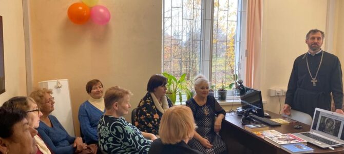 Встреча со священником в Центре общения старшего поколения с. Угра Встреча со священником в Центре общения старшего поколения с. Угра