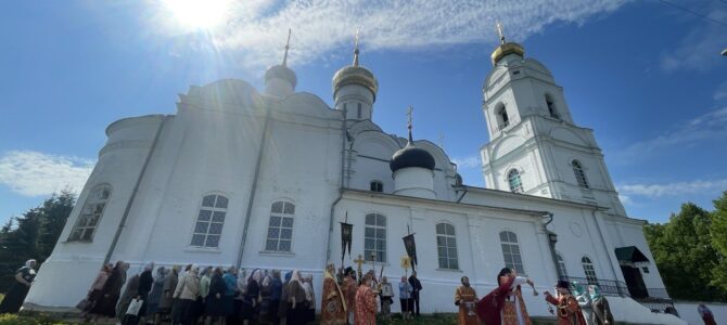 В день памяти святителя Николая Чудотворца епископ Вяземский и Гагаринский Сергий совершил Божественную литургию в Свято-Троицком кафедральном соборе г. Вязьмы