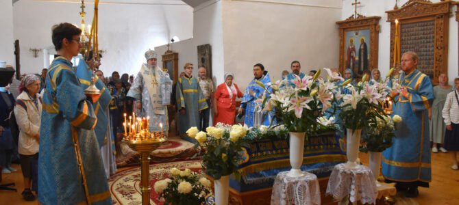 В праздник Успения Пресвятой Богородицы епископ Вяземский и Гагаринский Сергий совершил Литургию в Свято-Троицком кафедральном соборе г. Вязьмы